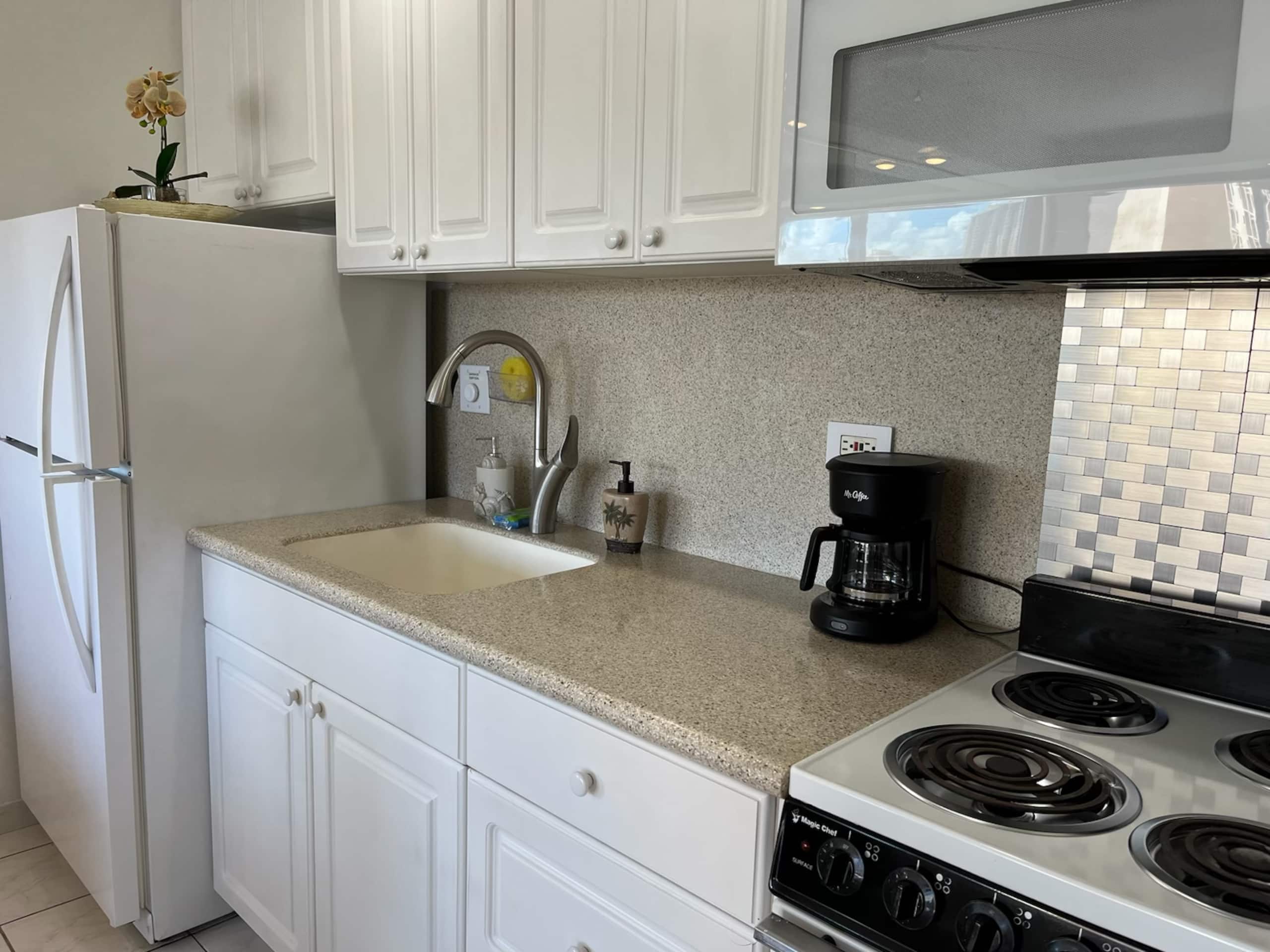 Charming Waikiki Studio with Parking - Image 14