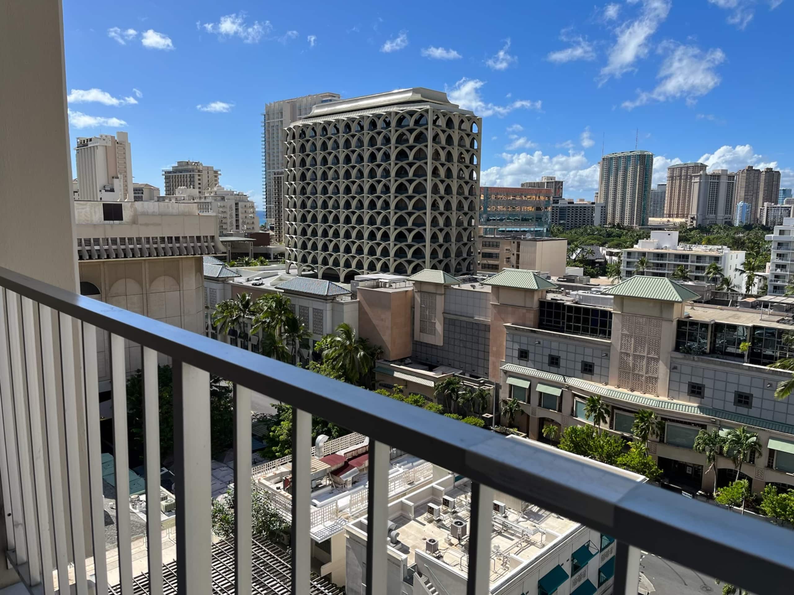 Charming Waikiki Studio with Parking - Image 4