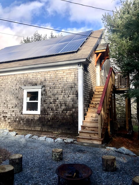 Top performing Airbnb: The Loft- Modern escape in Lunenburg