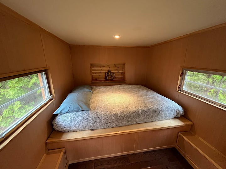 Chumba cha 3 cha kulala kilicho katika jengo tofauti.
Zima AC kila wakati unapoondoka kwenye chumba. 
Leta vitanda vyako mwenyewe. 