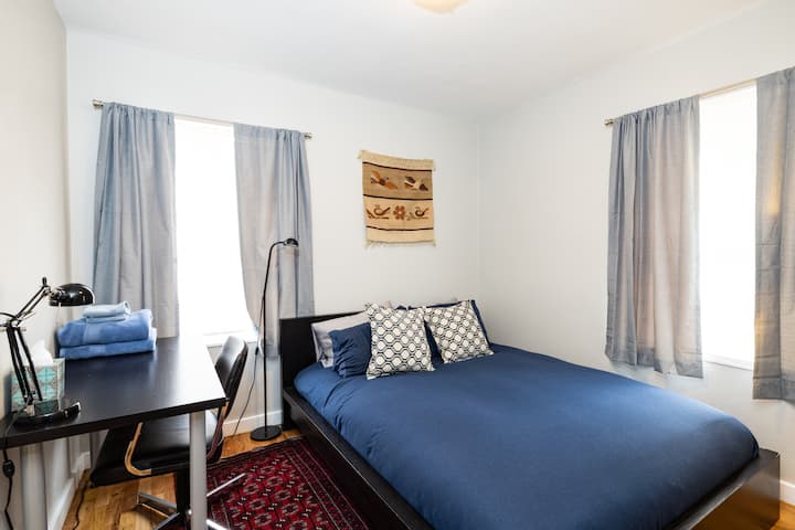 Dormitorio tamaño queen con espacio de trabajo privado.