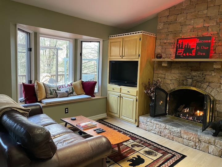 Cozy Mountain Cabin Available Now For Booking! - Boone, NC