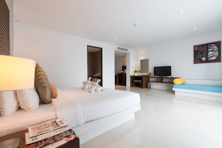 Indulgent 50sqm Jungle-inspired Retreat - クラビー