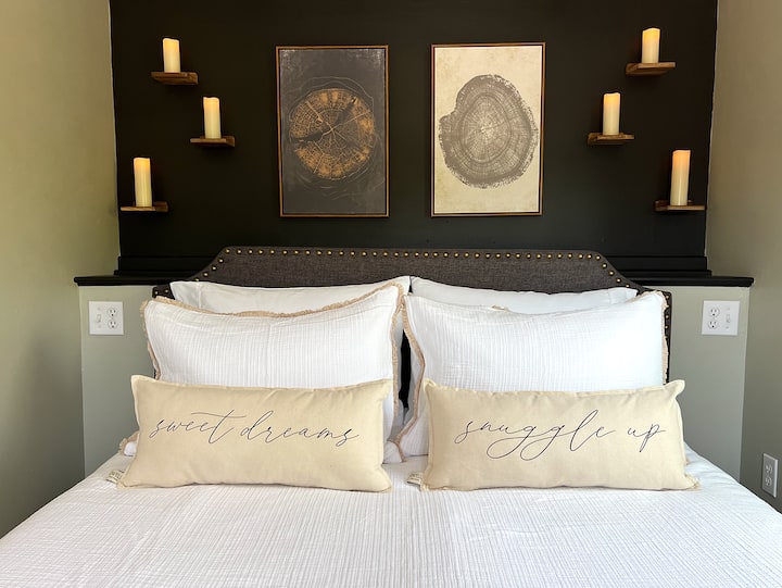 להתרווח במקום המודרני והכפרי הזה. מיטת קווין סייז נוחה במיוחד מוקפת בתאורת נרות חמים.