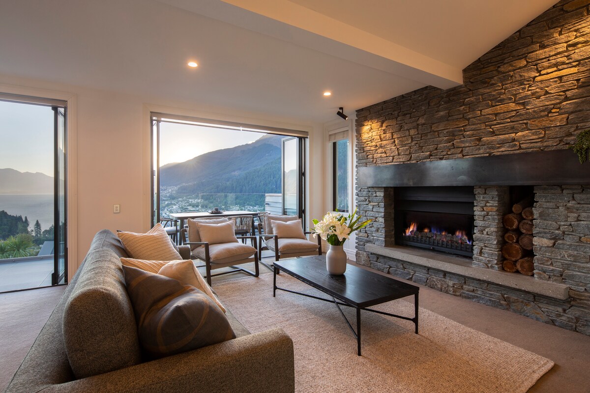Successful Airbnb property: Picture Point Villa - luxury with panoramic views in Queenstown Centre