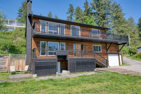 Private 5 Bedroom Waterfront Retreat