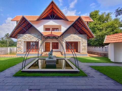 Cozy room in traditional home near airport - #101