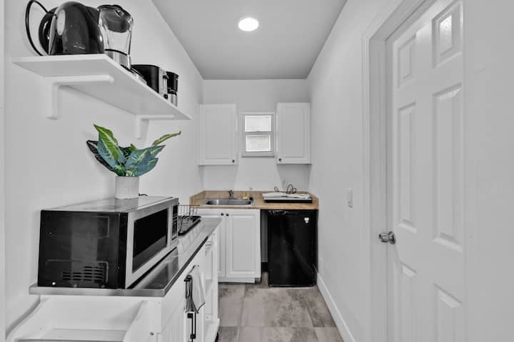 Lovely Studio Walking Distance To Ocean - Suite 5 - Hollywood, FL