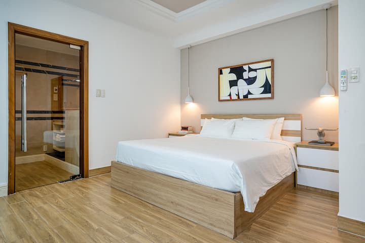 Მეორე ბინა 2 საძინებლითა და 2 სააბაზანოთი. Მთავარი საძინებელი საწოლით და სააბაზანოთი