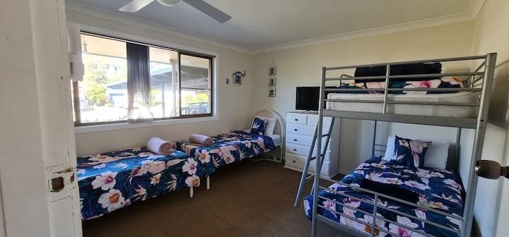 Спалня 3 има 2 единични легла и легла, спи 4