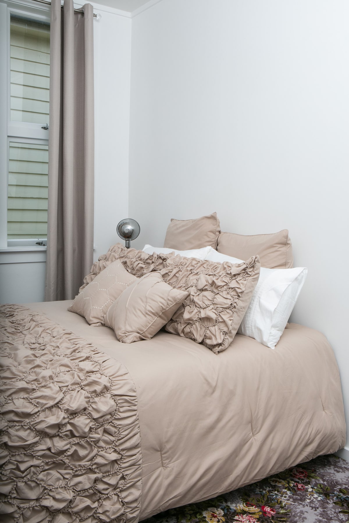 Úplne nová manželská posteľ s novým kobercom a superhlukovou podložkou. Veľká šatníková skriňa na oblečenie a úložný priestor na kufre.