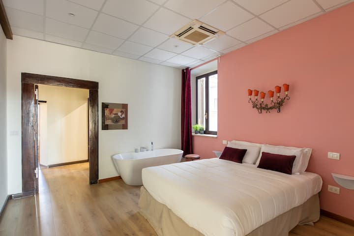 iFlat | Trevi Fountain’s roomy&friendly apartment gallery image 2