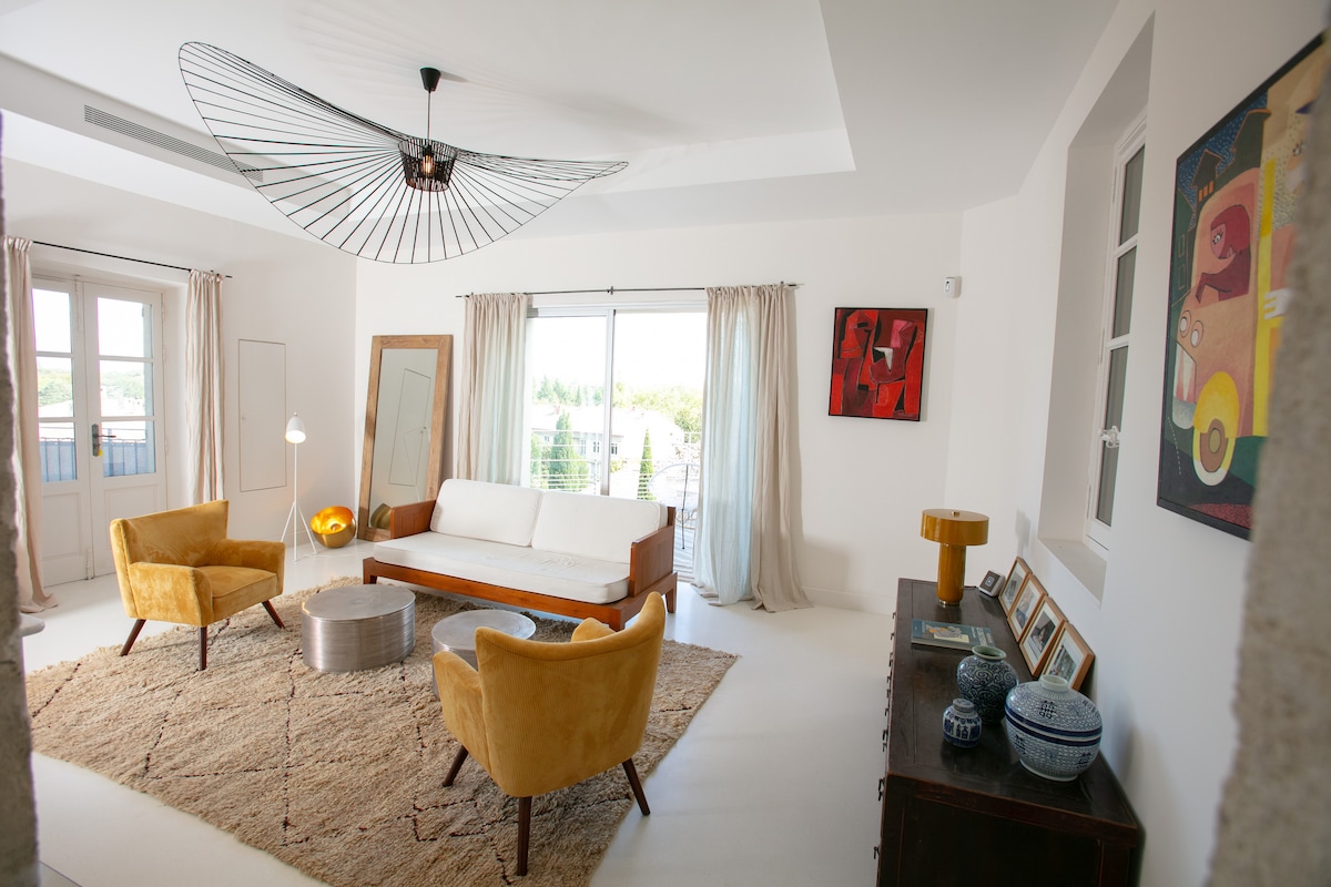 Annuncio Airbnb popolare: Near Avignon: luxury home with pool, terrace views a Villeneuve Lès Avignon