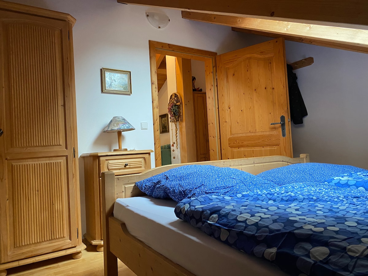 Spavaća soba 1 s bračnim krevetom 200x200 plus madrac u niši/„špilji”