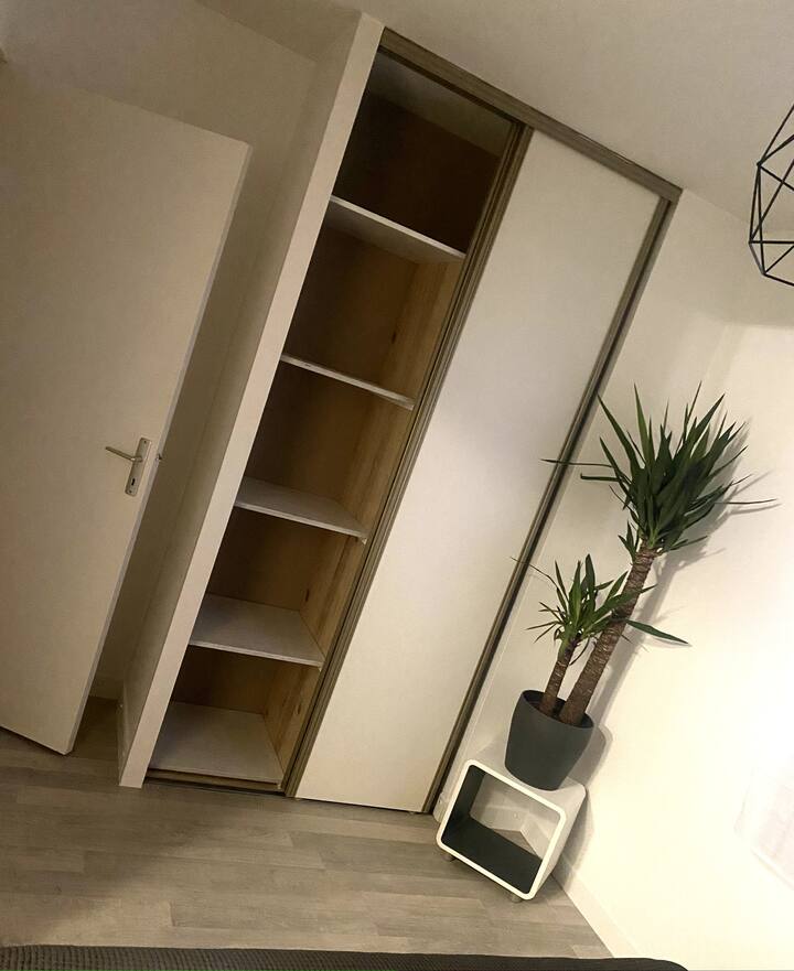 Chambre avec rangements