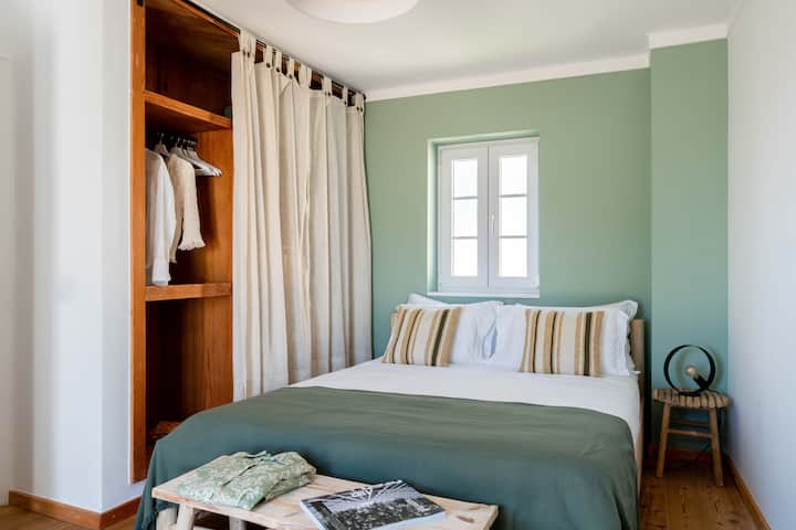 Dormitorio con cama doble