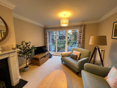Popular Airbnb listing: Luxury Clifton home, Secure Parking & Garden in Long Ashton