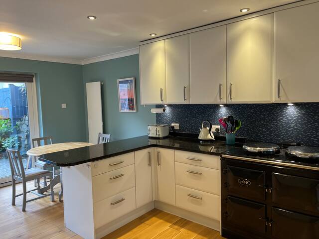Luxury Clifton home, Secure Parking & Garden gallery image 5