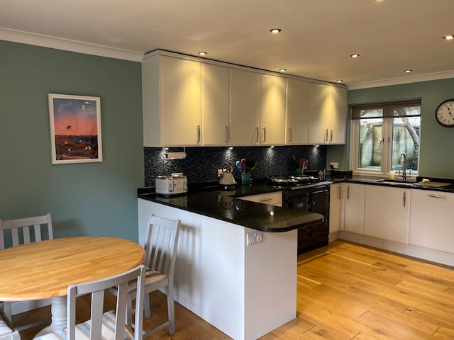 Luxury Clifton home, Secure Parking & Garden gallery image 2