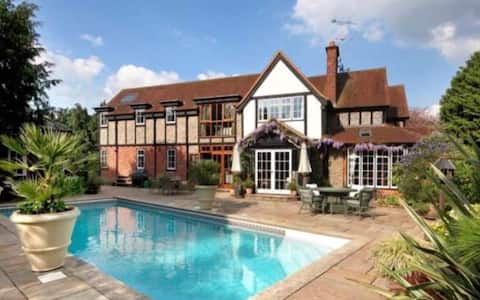 Luxury 8+Bed Family Retreat / Pool & Hot Tub
