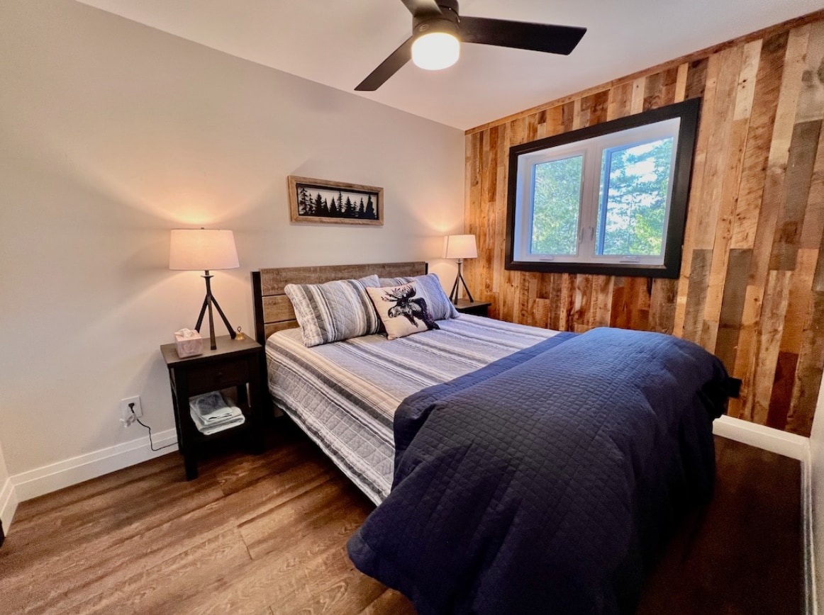 楼上第二间卧室-标准双人床 