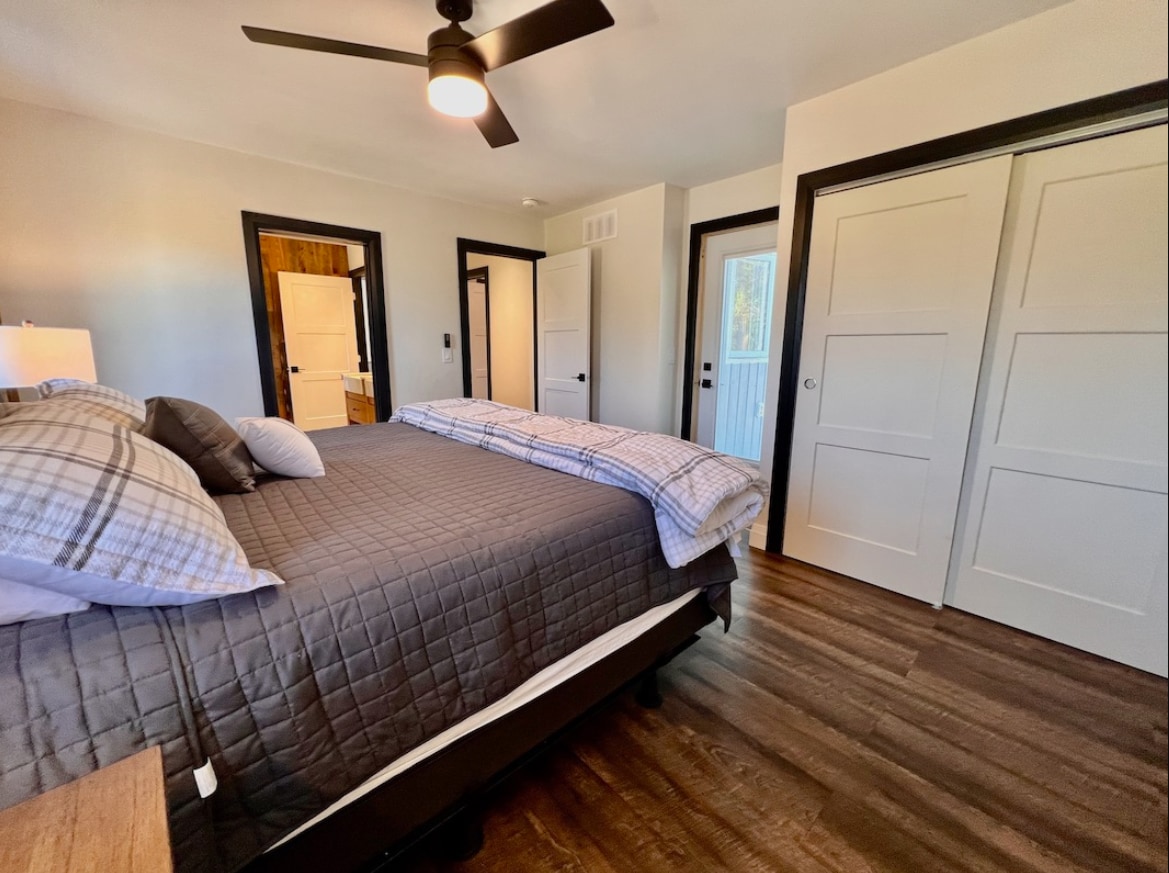 主卧室可直接进入室外。  