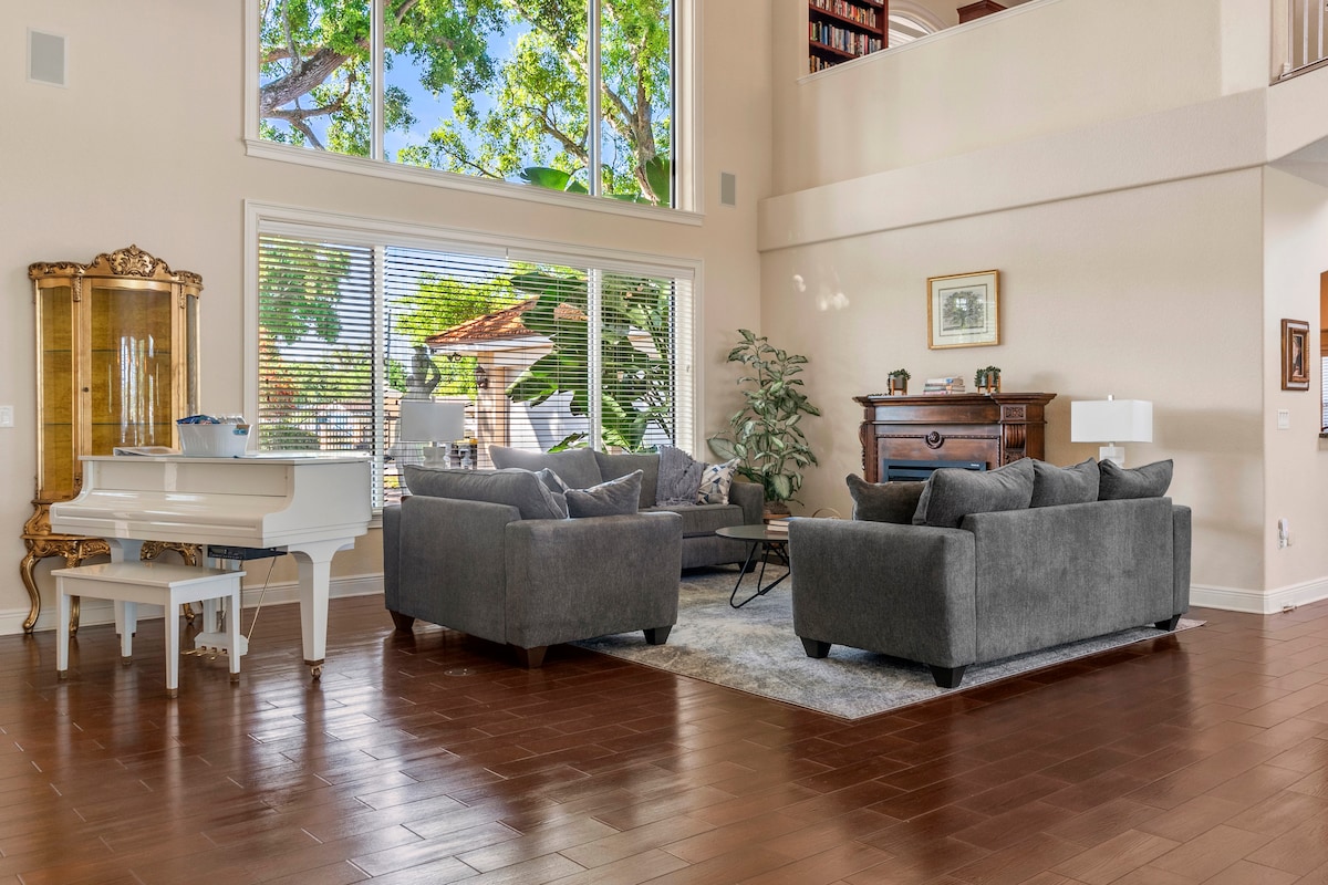 Top Airbnb: Stunning Luxury House on the Chain of Lakes in Lakeland / Winter Haven