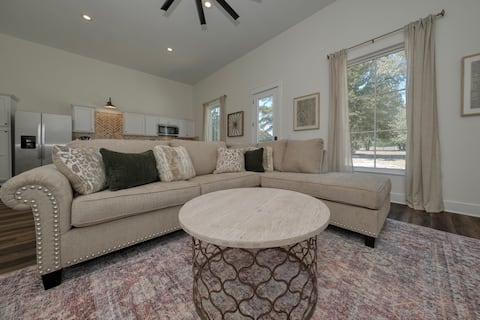 Popular Airbnb listing: Beautifully Appointed, Country Cottage! in Tyler