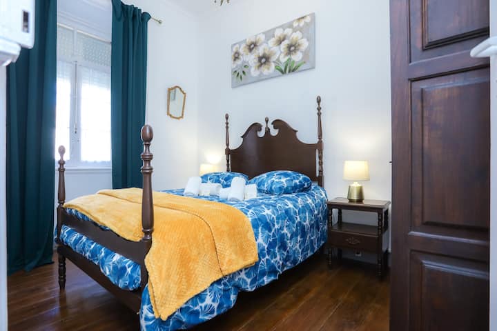 Habitación con vista al jardín
Cama para 2 personas, 2 mesitas de noche, 2 lámparas de noche, un armario colgante de 2 puertas  y 3 cajones