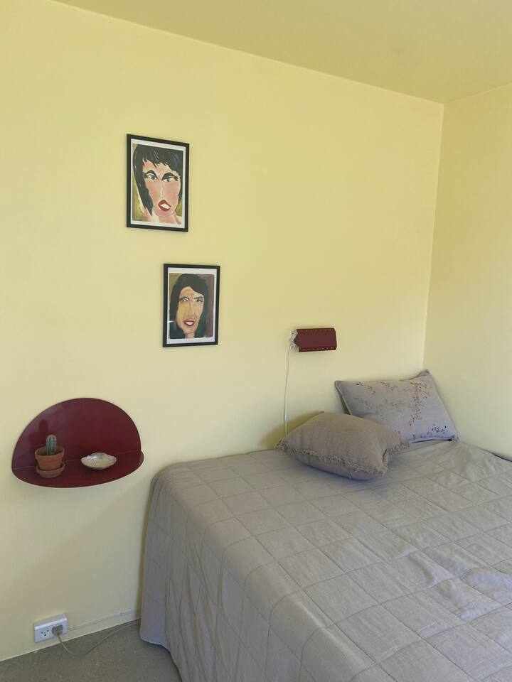 ห้องนอนพร้อมเตียง 140