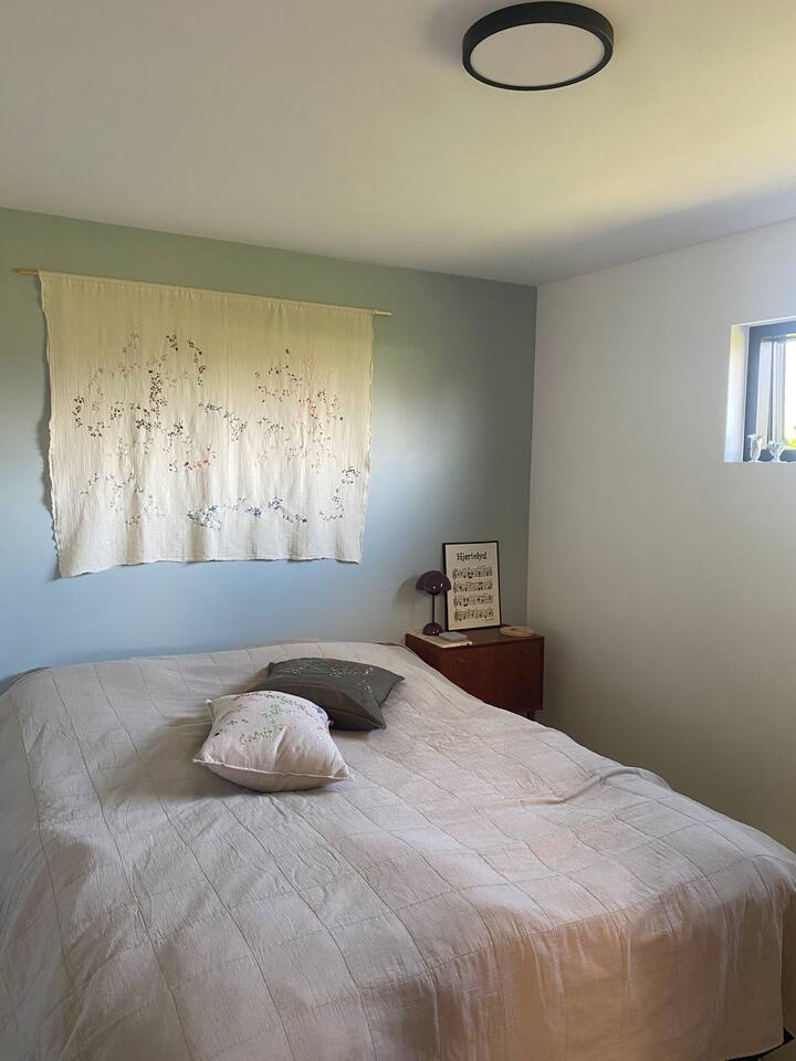 ห้องนอนพร้อมเตียงยกระดับ 160 หลัง 