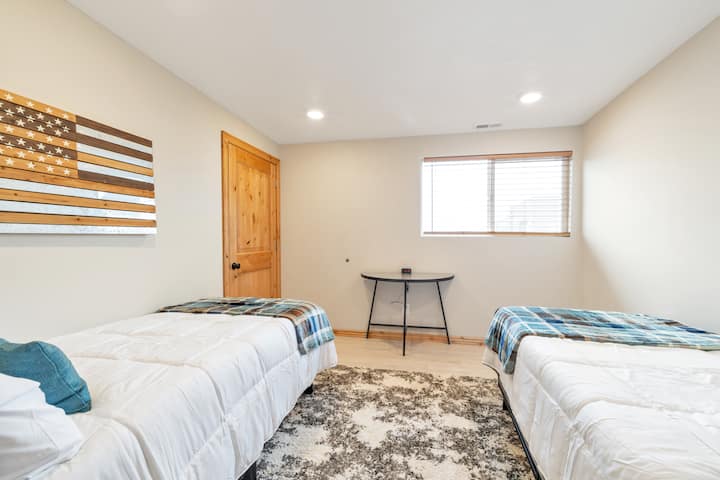 Მე ‑ 2 საძინებელში არის ორი ორადგილიანი საწოლი, თითოეულ მათგანს აქვს უმაღლესი ლეიბი, ბალიშები და თეთრეული.  