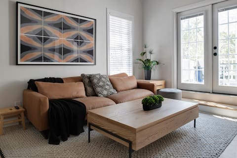 Popular Airbnb listing: Historic Hyde Park Palms in Hyde Park Spanishtown Creek