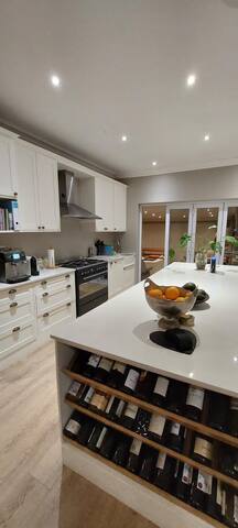 Cheerful 3-bedroom home close to the beach! gallery image 5