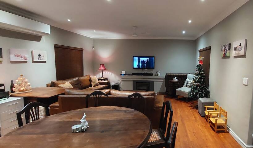 Cheerful 3-bedroom home close to the beach! gallery image 3