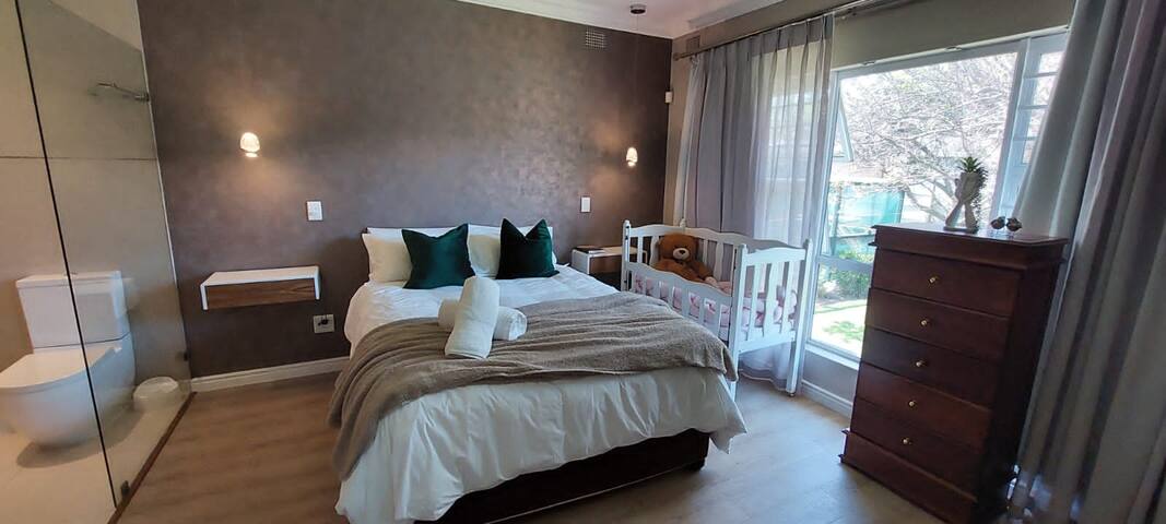 Cheerful 3-bedroom home close to the beach! gallery image 2