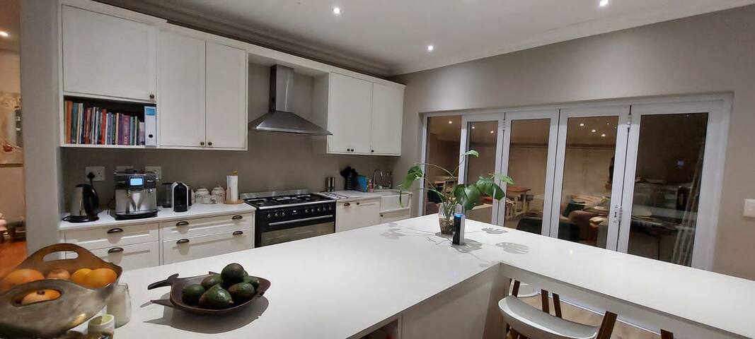 Cheerful 3-bedroom home close to the beach! gallery image 4