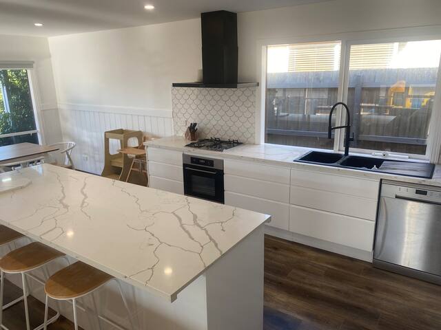 Renovated beach house just 150m from the water gallery image 3