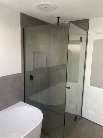 Renovated beach house just 150m from the water gallery image 4