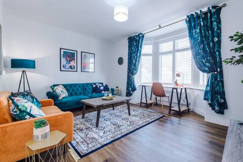 Elegant Apartment, EV Charger, Parking, WiFi