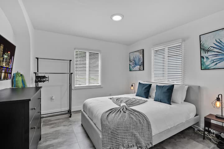 استرخِ بأناقة  يتميز هذا المسكن المخصص لقضاء العطلات في جنوب فلوريدا بسرير مريح وإطلالات على المدينة وأجواء هادئة - مثالي للأزواج أو المسافرين المنفردين أو الضيوف الذين يقيمون لفترات طويلة.