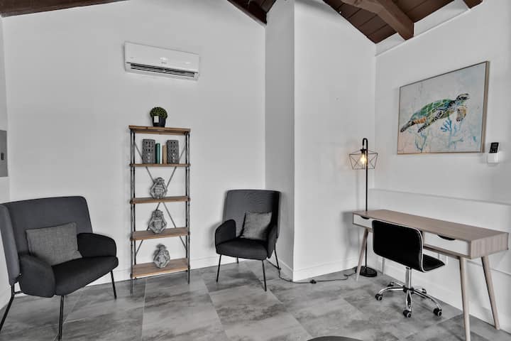 أنيق وعملي ومليء بالشخصية  يتميز هذا الإيجار للعطلات في جنوب فلوريدا بمدفأة مريحة وتلفزيون ذكي ومساحة عمل - مثالية للترفيه أو العمل عن بُعد.