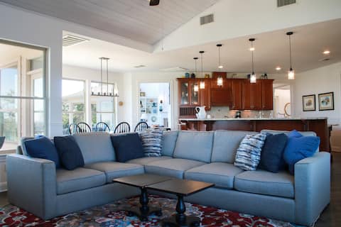 Popular Airbnb listing: Hilltop Estate with Stunning Views of Lake Travis in Jonestown