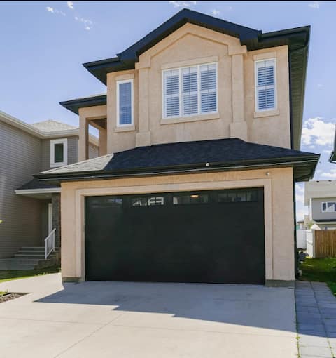 Popular Airbnb listing: Luxurious 2-Storey House -Family| Families| Groups in Fraser