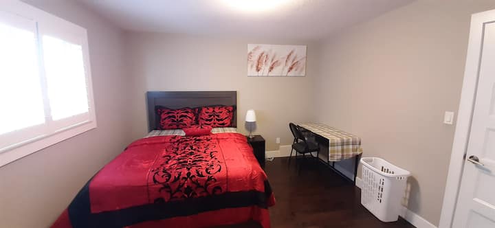 Chumba cha 3 cha kulala - Kitanda aina ya Queen kilicho na meza na kiti.