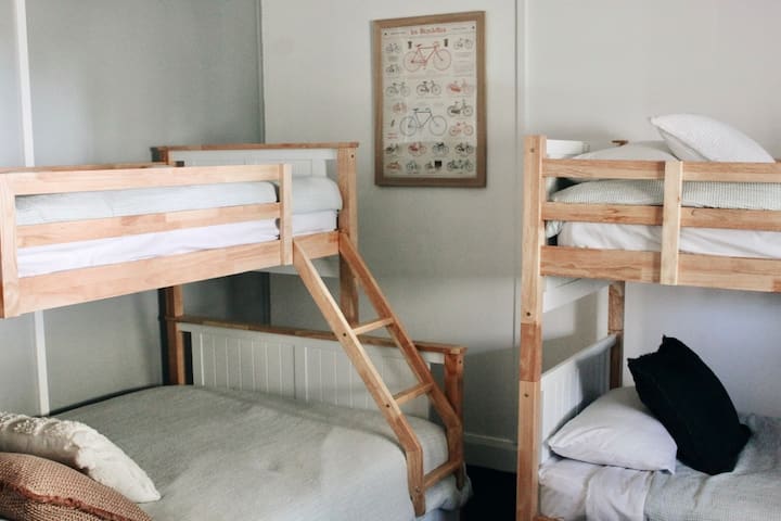 Poschodová izba (2 x dvojlôžkové lôžka; 1 x jednolôžko)