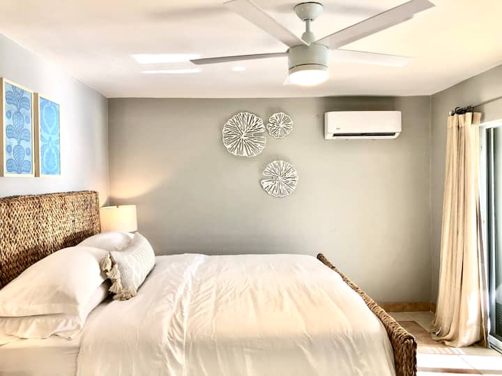 Chumba cha kulala cha msingi chenye mandhari ya bahari; godoro la mseto