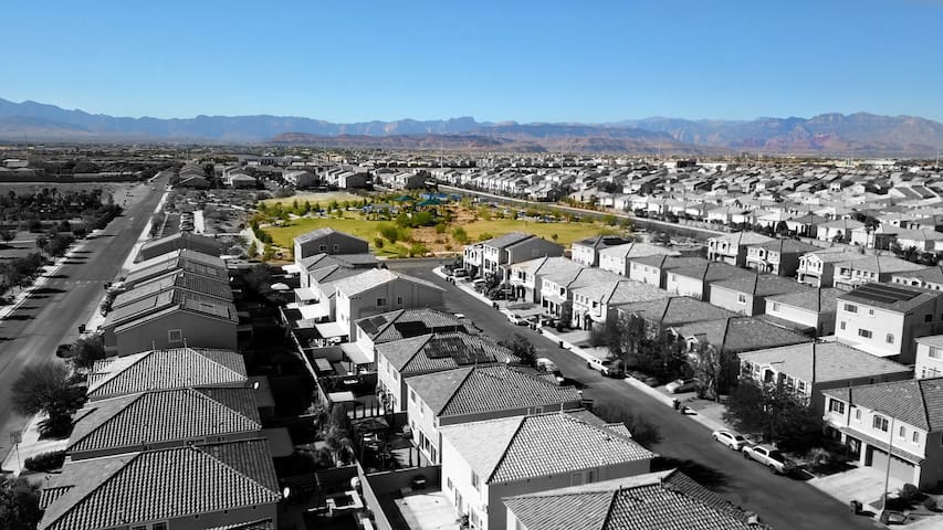 Relaxing Gat away w/Gym and large swimming pool gallery image 2