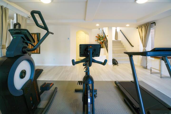 Relaxing Gat away w/Gym and large swimming pool gallery image 5