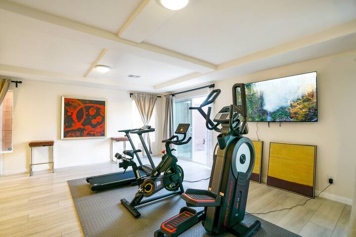 Relaxing Gat away w/Gym and large swimming pool gallery image 4